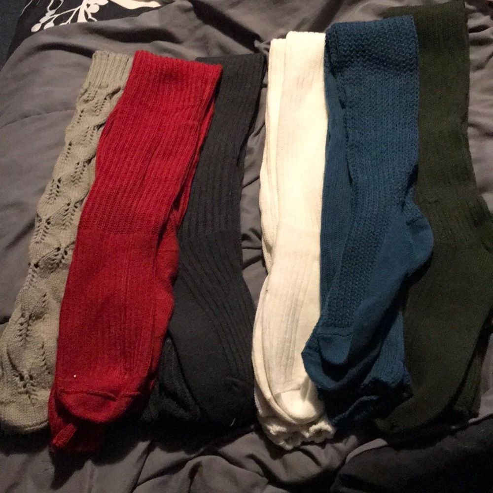 6 pairs on boot socks bundle.